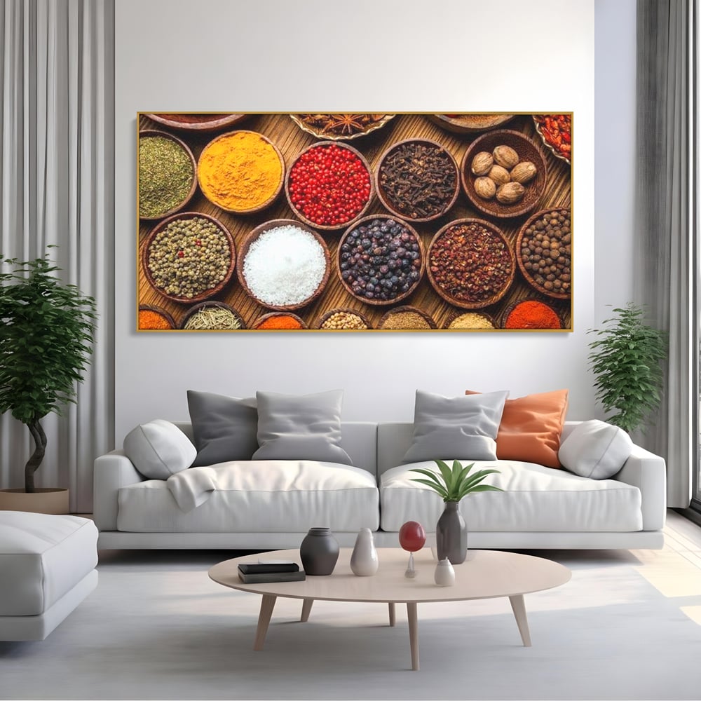 Tablou canvas cu tablou condimente si mirodenii diverse, in rama de aluminiu auriu, pe perete intr-un living
